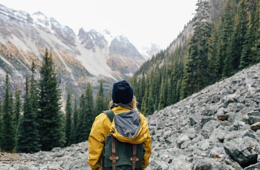 ragazza backpackers che osserva l'infinito