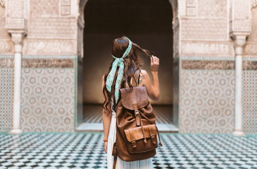 Ragazza di spalle in viaggio