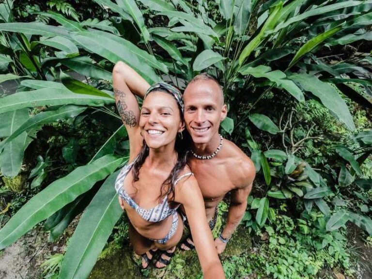 chiara e Mattia abraciati in una foresta