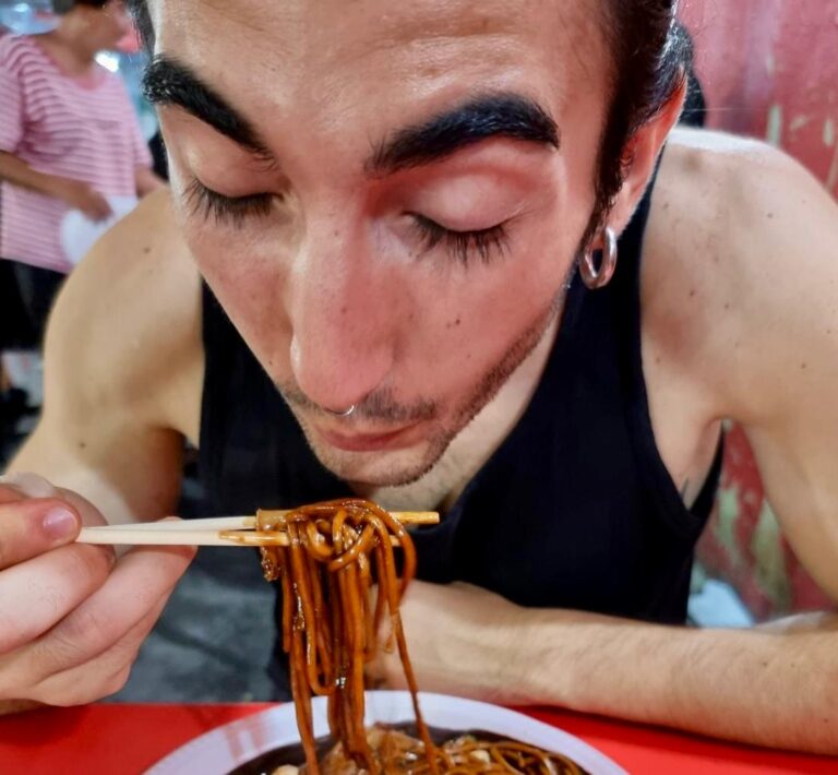 Gabriele mentre mangia dei Noodels