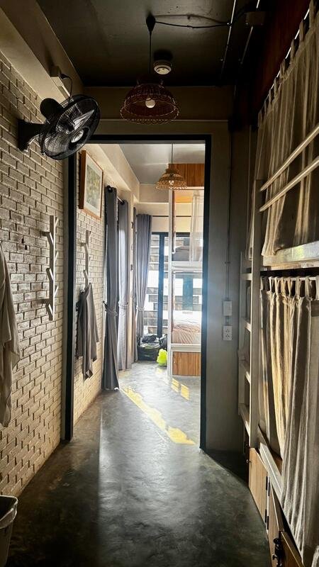 Interno di un dormitorio di un ostello
