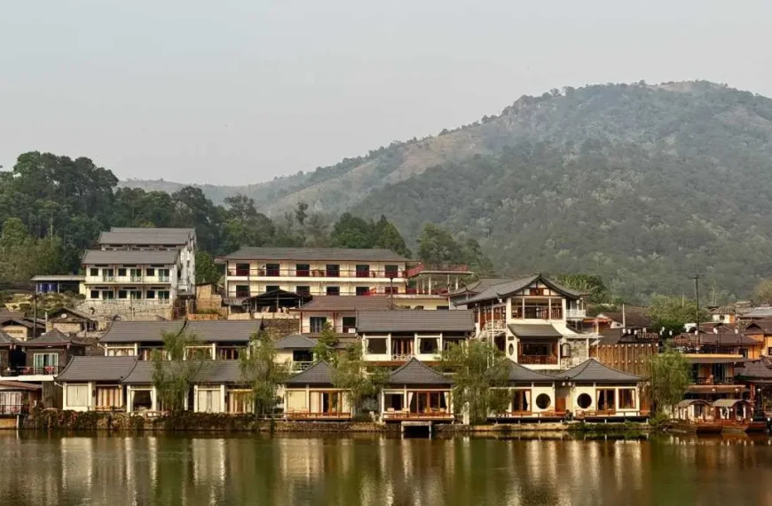 Mae Hong Son Loop - Vista frontale di un lago