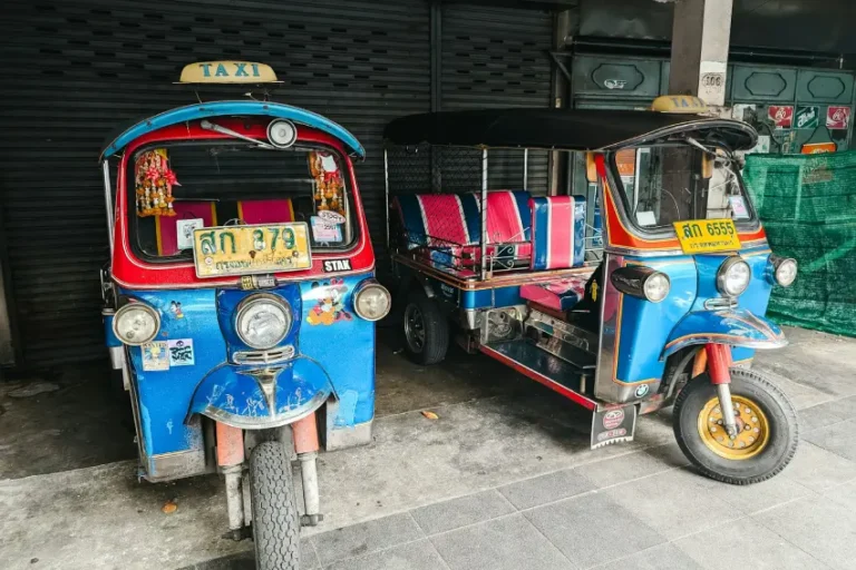 Come muoversi in Thailandia - foto di due Tuk Tuk