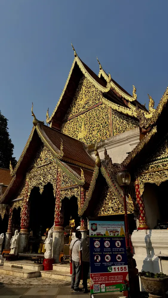 Vista laterale su un tempio di Chiang Mai