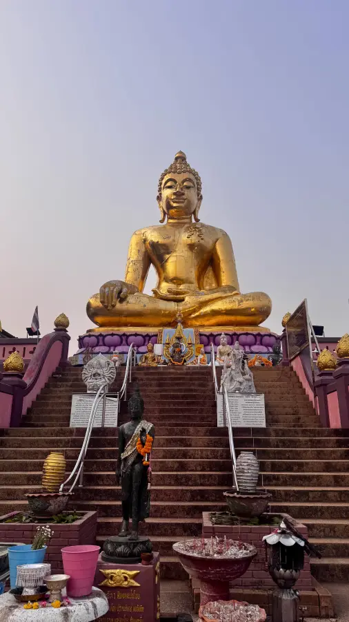 Triangolo d'oro Chiang Rai - Statua dorata di Buddah