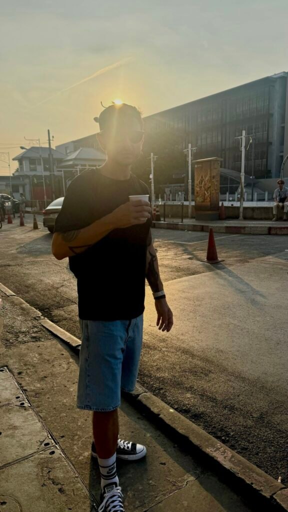 Io a Bangkok sotto il sole mentre bevo un caffè