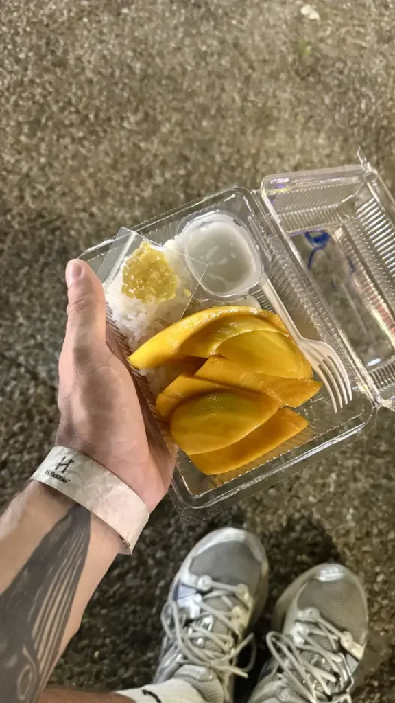 Mango sticky rice appena servito