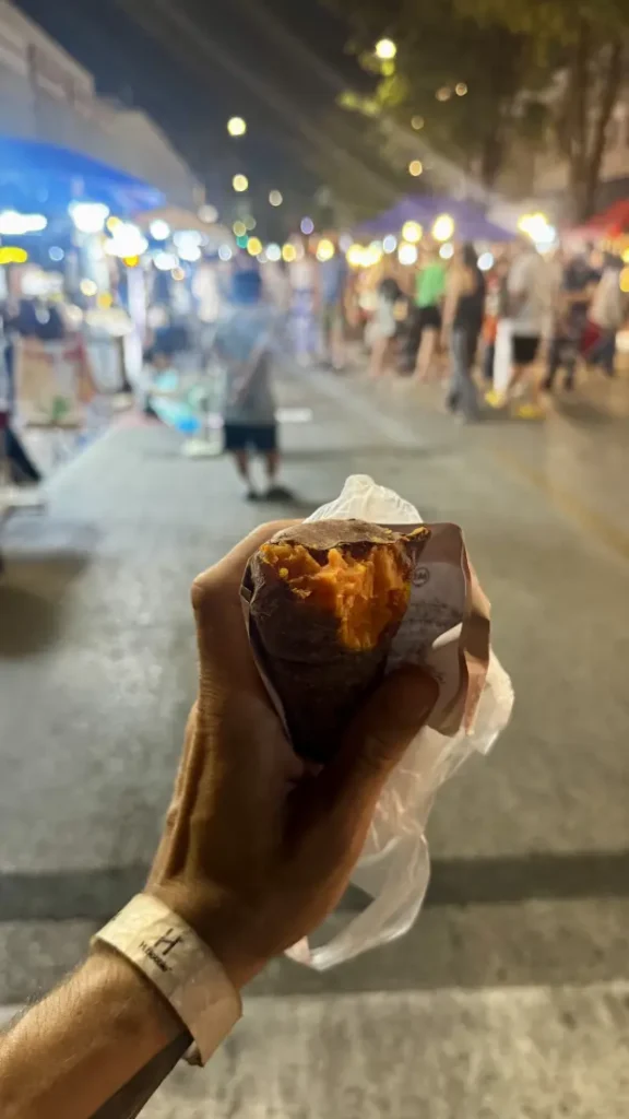 Patata alla griglia in una strada a Chiang Mai 
