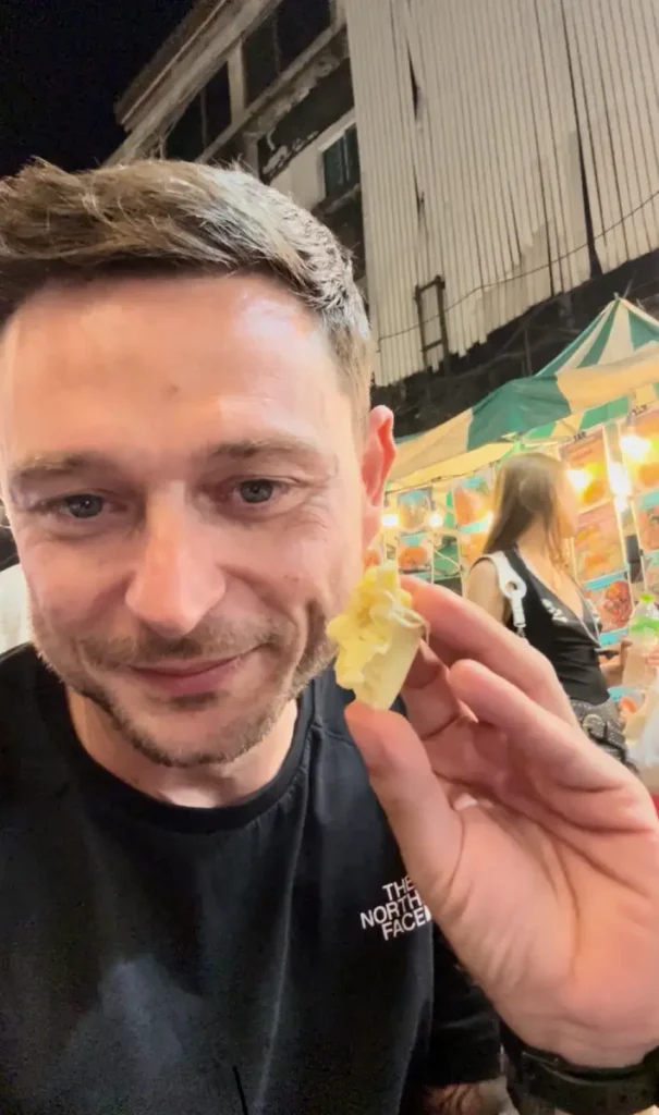 Patpong Market a Bangkok - io che mangio un pezzo di durian