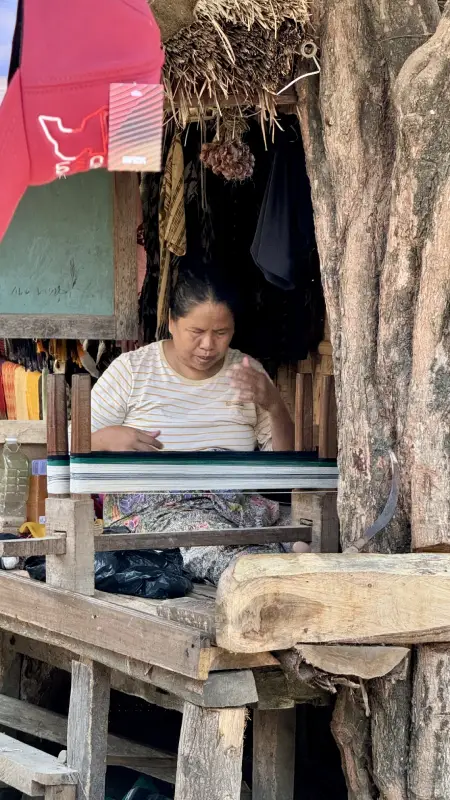 donna che lavoro in un villaggio tradizionale a Lombok