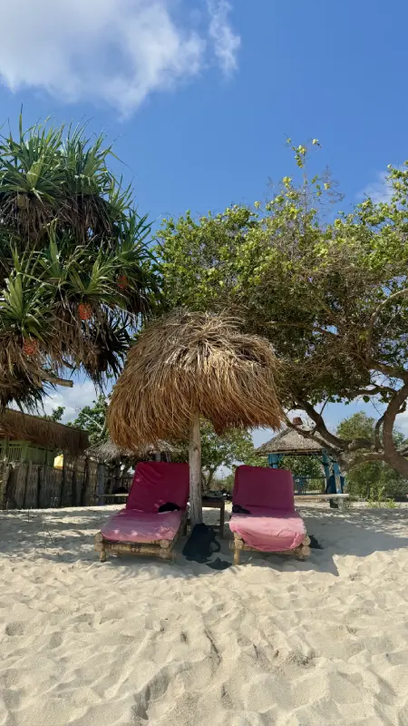 due sdraio in Indonesia sulla spiaggia di Lombok