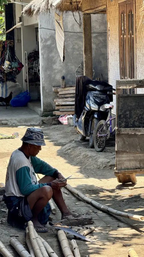 Uomo che lavora al Sade Village