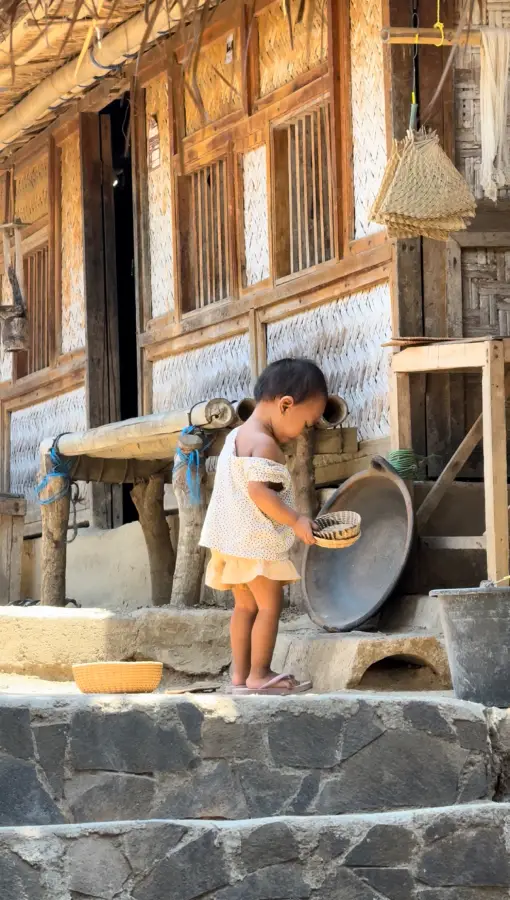 bambina che gioca nel Villaggio di Sade