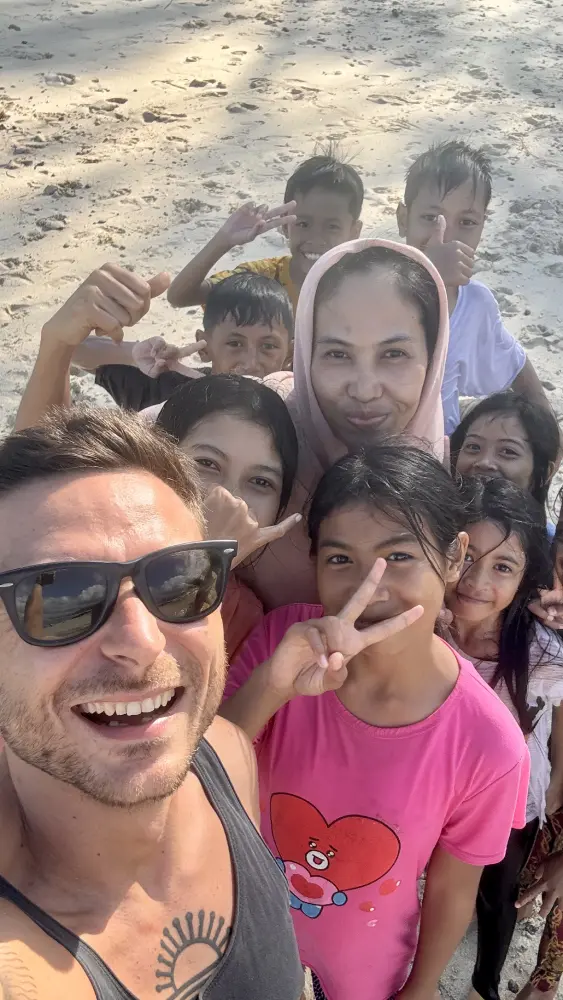 Tanjung con dei ragazzi Locali
