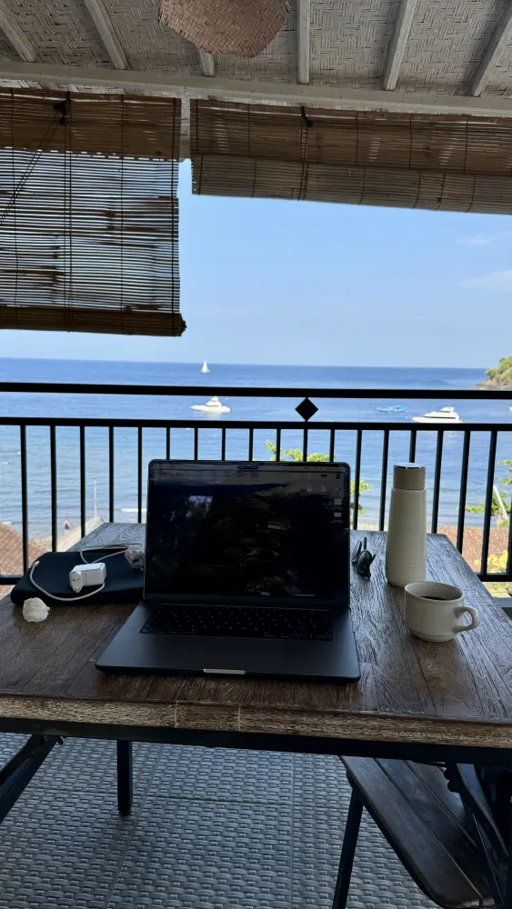 un computer con lo sfondo il mare