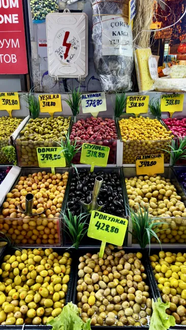 Bancarella di olive in Turchia