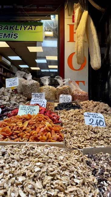 Vista su una bancarella di cibo a Istanbul