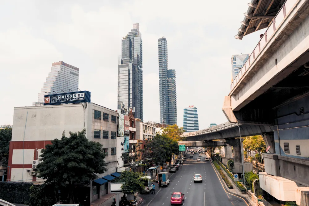 Città Thai piena di auto