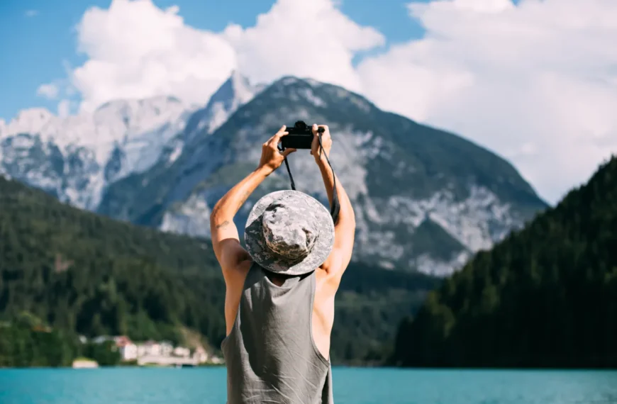 Ragazzo in viaggio che scatta una foto