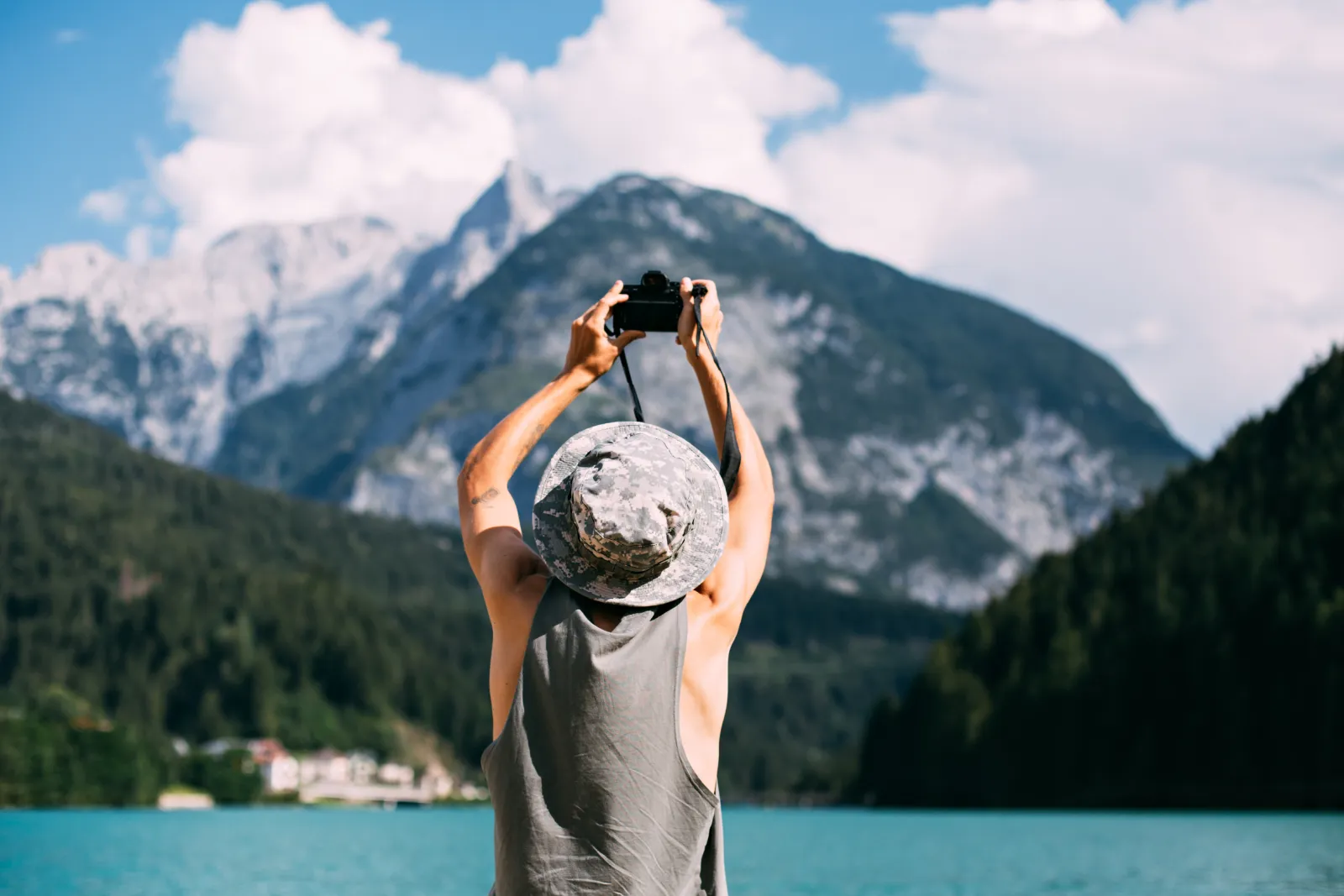 Ragazzo in viaggio che scatta una foto