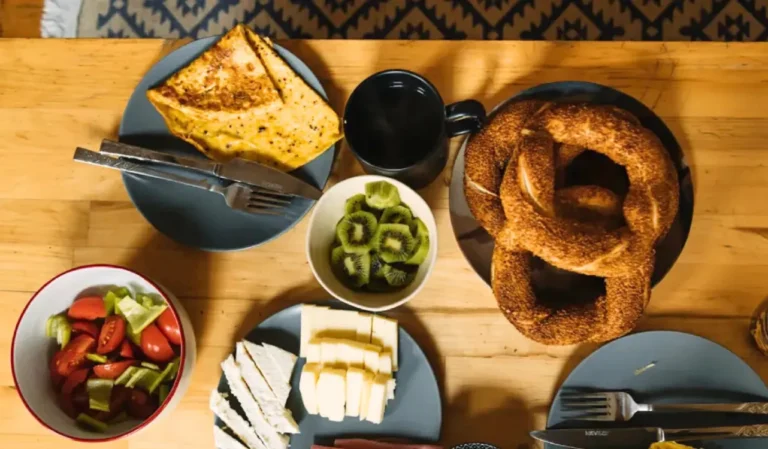 I piatti tipici di Istanbul - cibo turco sopra di un tavolo