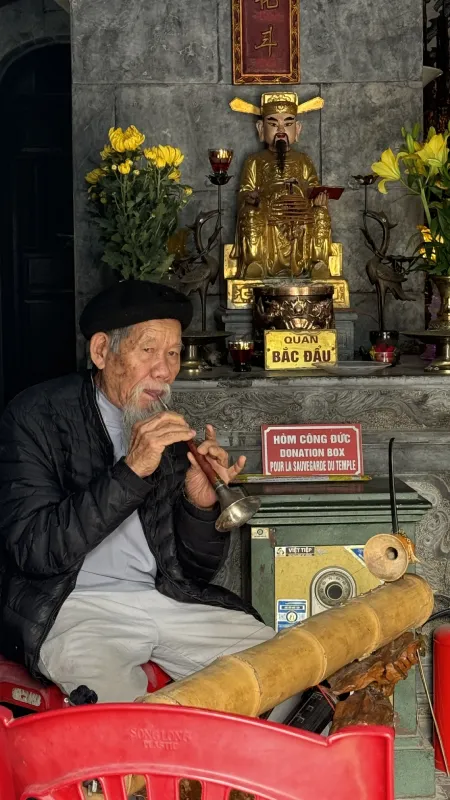 Un local che suona a Tam Coc