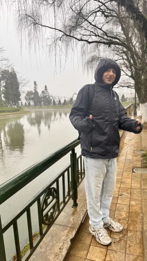 io a Sapa sotto una pioggia Battente
