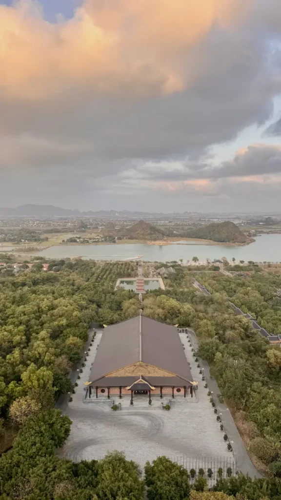 Bai Dinh la famosa pagoda vietnamita