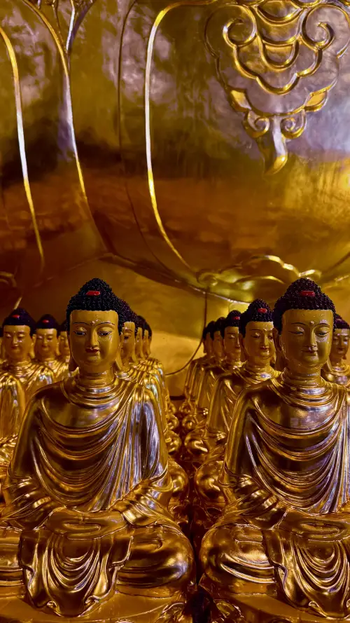Piccole statue di Budda in fila