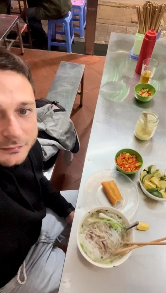 io mentre mangio ad Hanoi