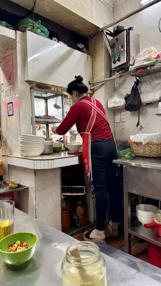 Una donna che cucina
