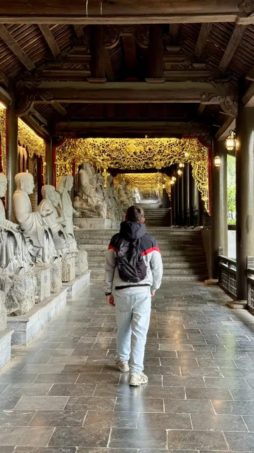 io dentro la pagoda mentre cammino