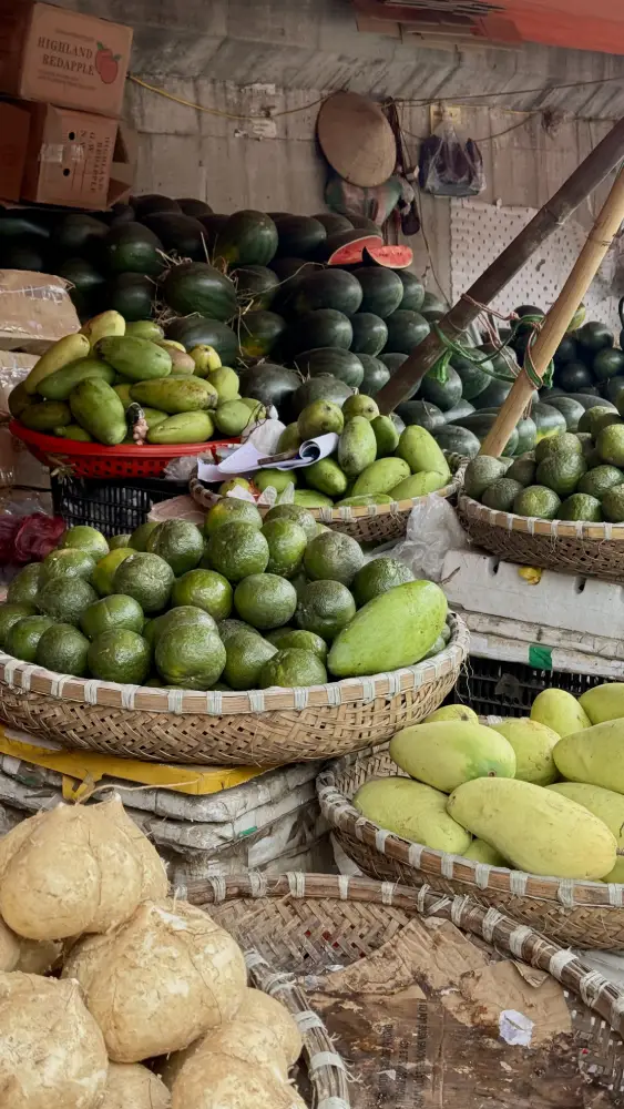 Frutta verde in un mercato vietnamita