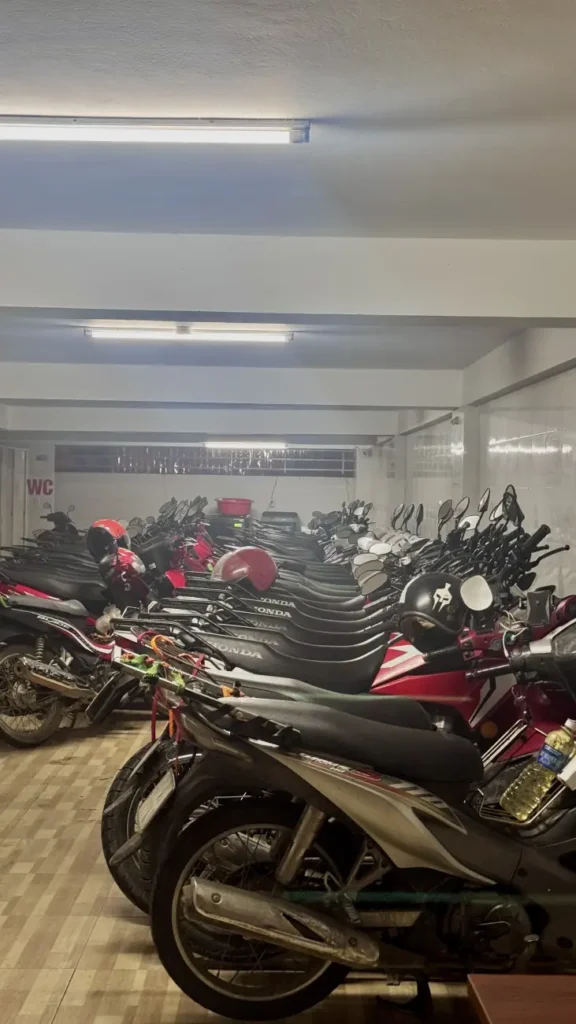 Un garage pieno di moto ad Ha Giang 