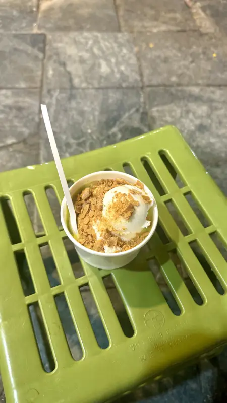 un gelato in coppa sopra uno sgabello