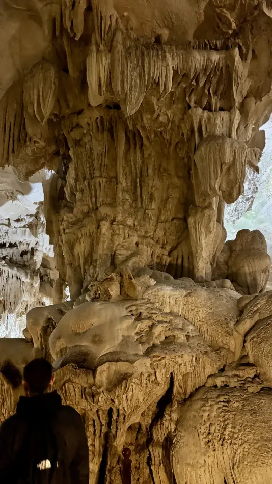 Grotte nella baia di Ha Long