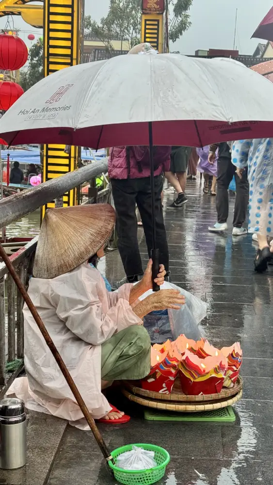 persona che vende lanterne ad Hoi An in vietnam