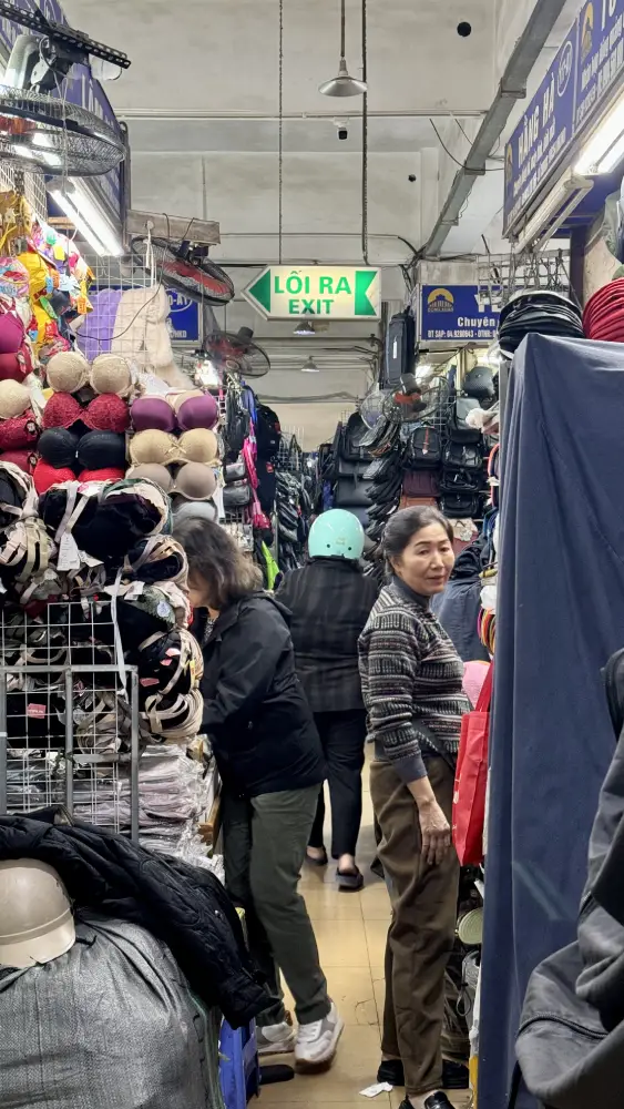 Una piccola via dentro il mercato di Hanoi