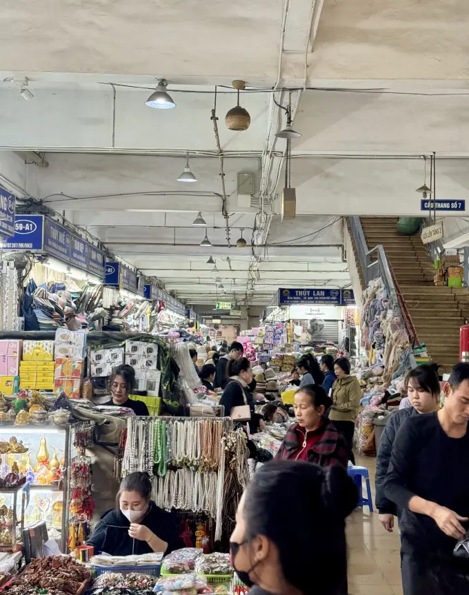 Interno del mercado di Hanoi