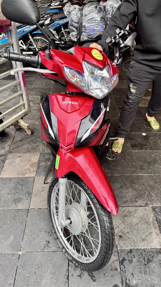 Primo piano di una moto semiautomatica