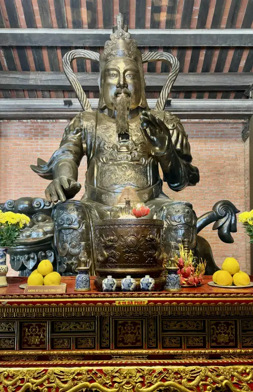 Una statua nel corridoio della pagoda