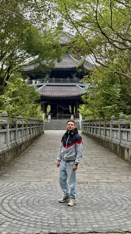io dentro la bai dinh pagoda