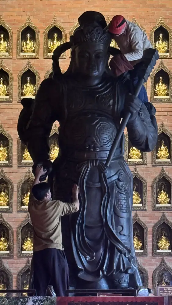 Statua Vietnamita alla pagoda di Ninh Binh