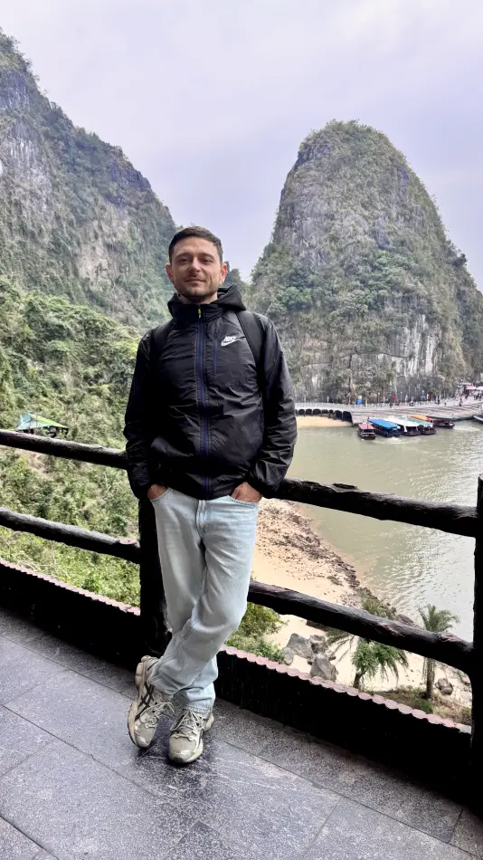 Io in primo piano nella baia di Ha Long