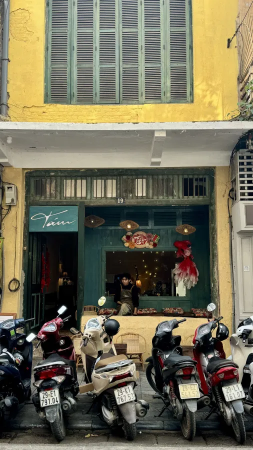 motorini parcheggiati in un caffè ad Hanoi