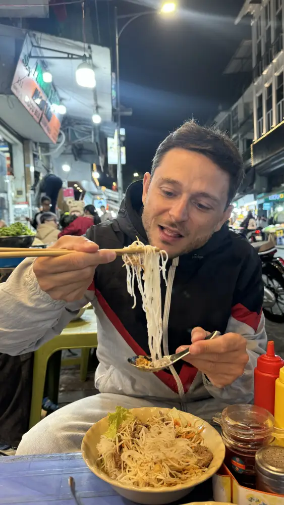 io mentre mangio una zuppa di Noodles