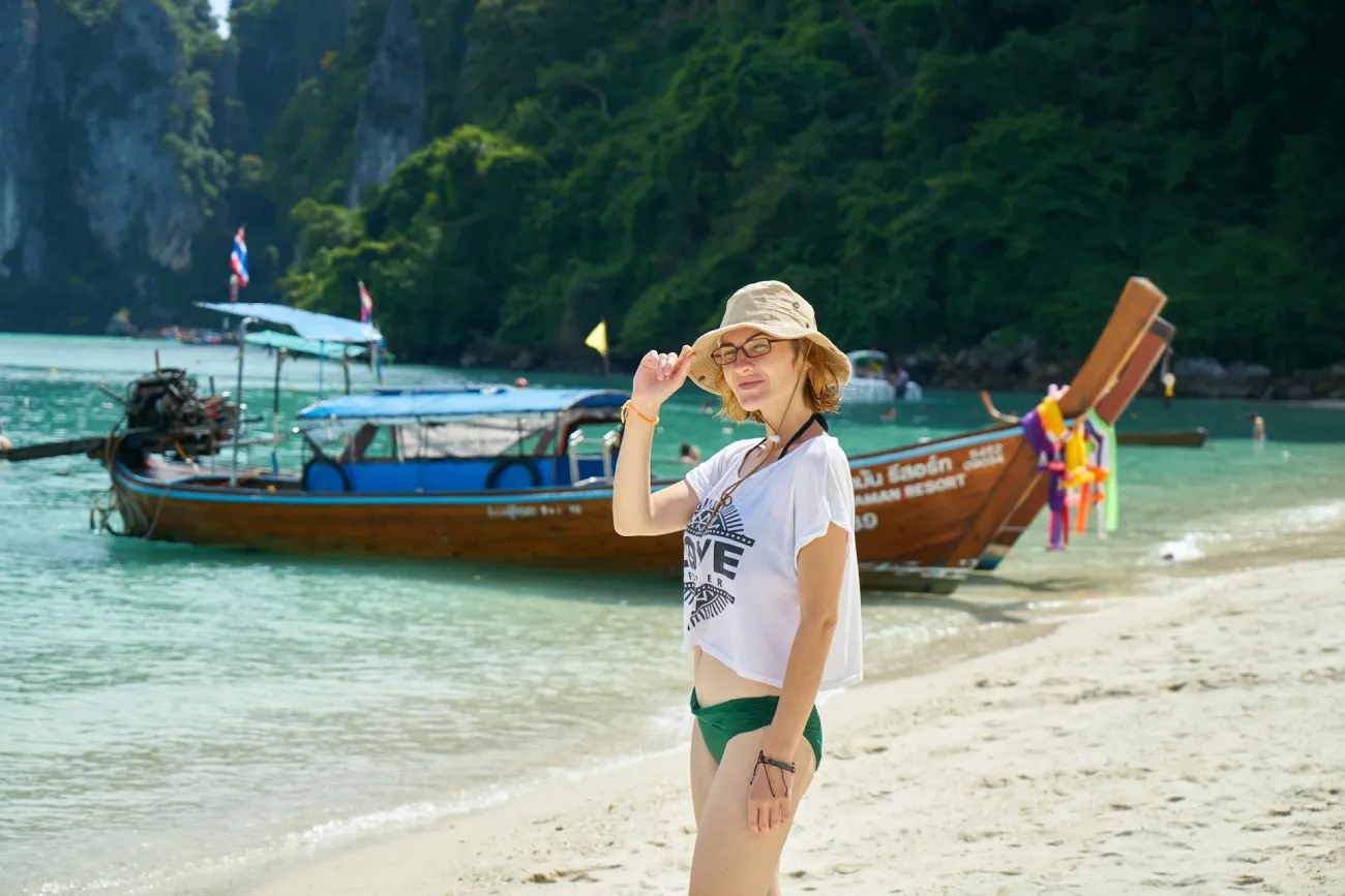 Assicurazione Viaggio Thailandia - donna in spiaggia