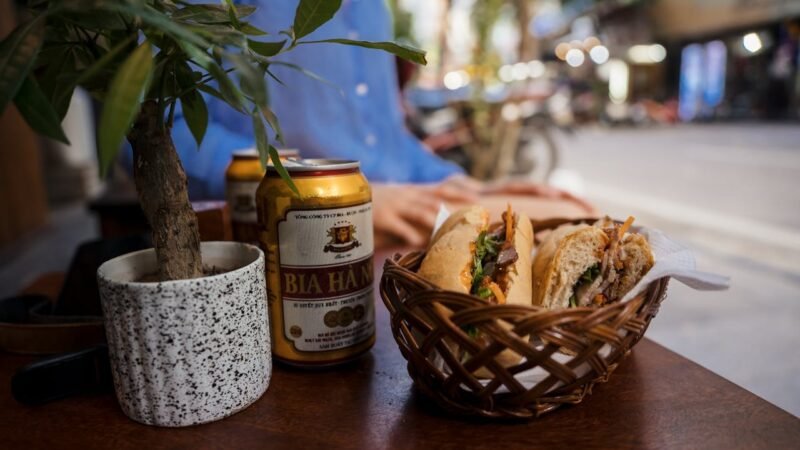 Un Banh Mi poggiato su un tavolo