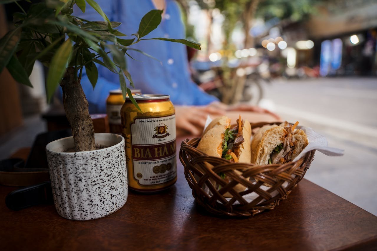 Un Banh Mi poggiato su un tavolo