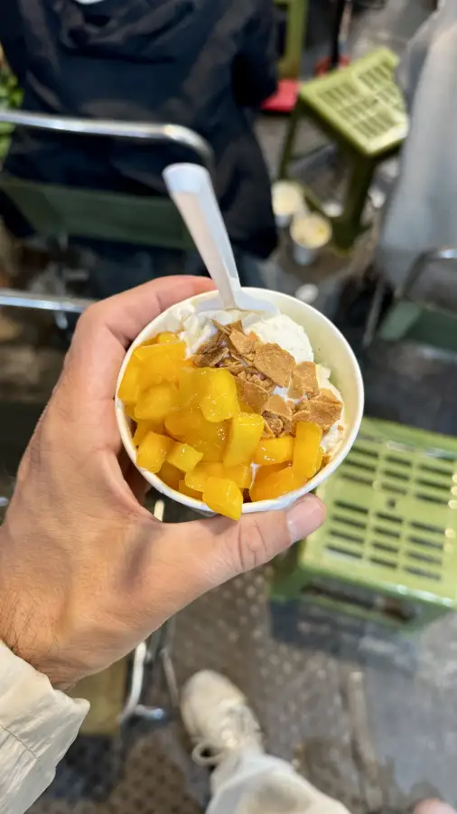 Coppa piccola di gelato al mango e vaniglia